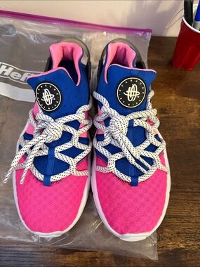 Nike Huarache Sneakers in Hot Pink & Royal Blue